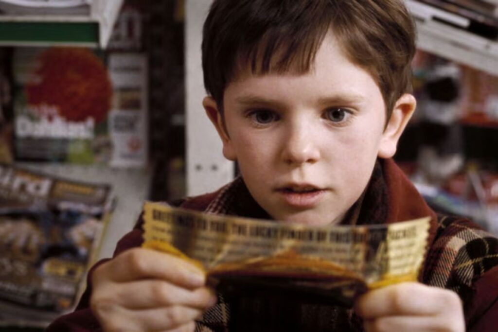 Perché guardare La fabbrica di cioccolato oggi (anche dopo Mercoledì) 2 Charlie, il ragazzo che partecipa al concorso di Willy Wonka ne La fabbrica di cioccolato, film del 2005 di Tim Burton