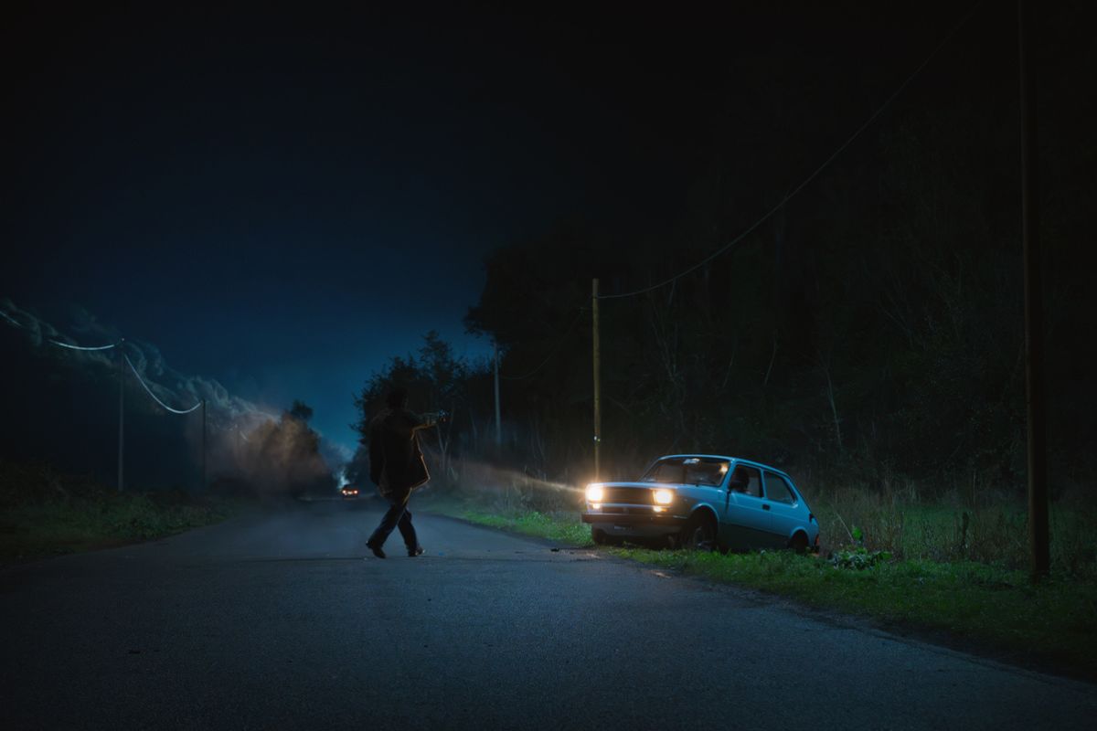 Il Mostro Netflix serie Stefano Sollima - Scena notturna strada campagna toscana con auto anni 80 e atmosfera inquietante