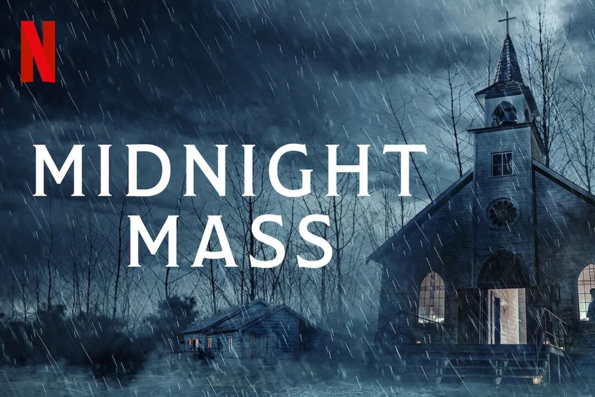 Midnight Mass Netflix poster chiesa isolata tempesta pioggia Mike Flanagan serie horror vampiri Halloween streaming Sky
