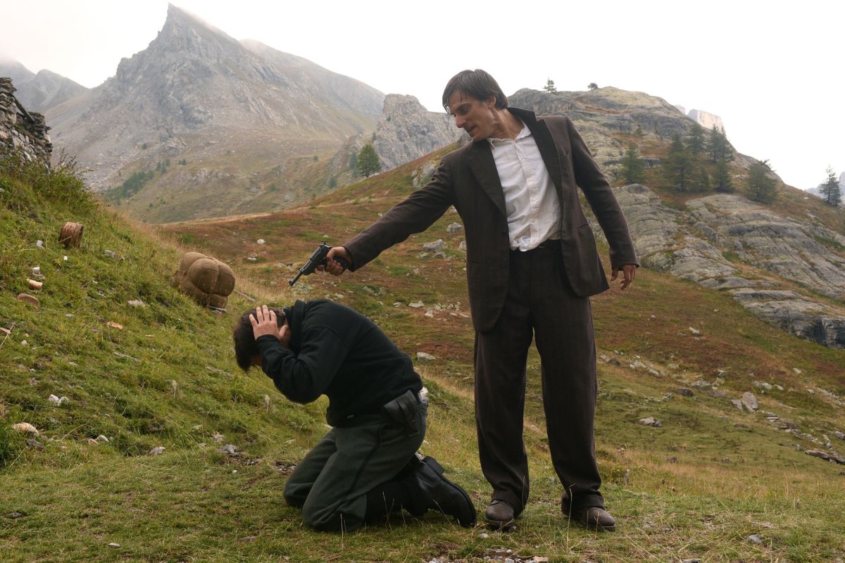 Luca Marinelli in Una questione privata film Taviani su RaiPlay - Scena drammatica tra i partigiani nelle montagne delle Langhe