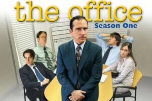 Home 5 Locandina The Office Stagione Uno con Michael Scott in primo piano e dietro Dwight, Jim, Pam e Oscar seduti in ufficio.